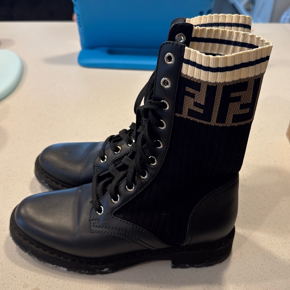 FENDI Rockoko
Black leather biker boots with stretch fabric